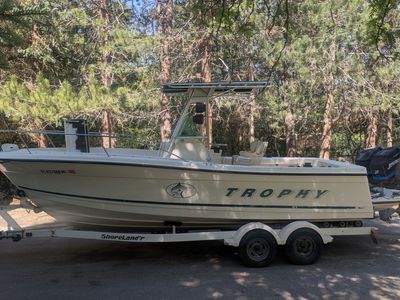 2001 Bayliner Trophy center console 28'