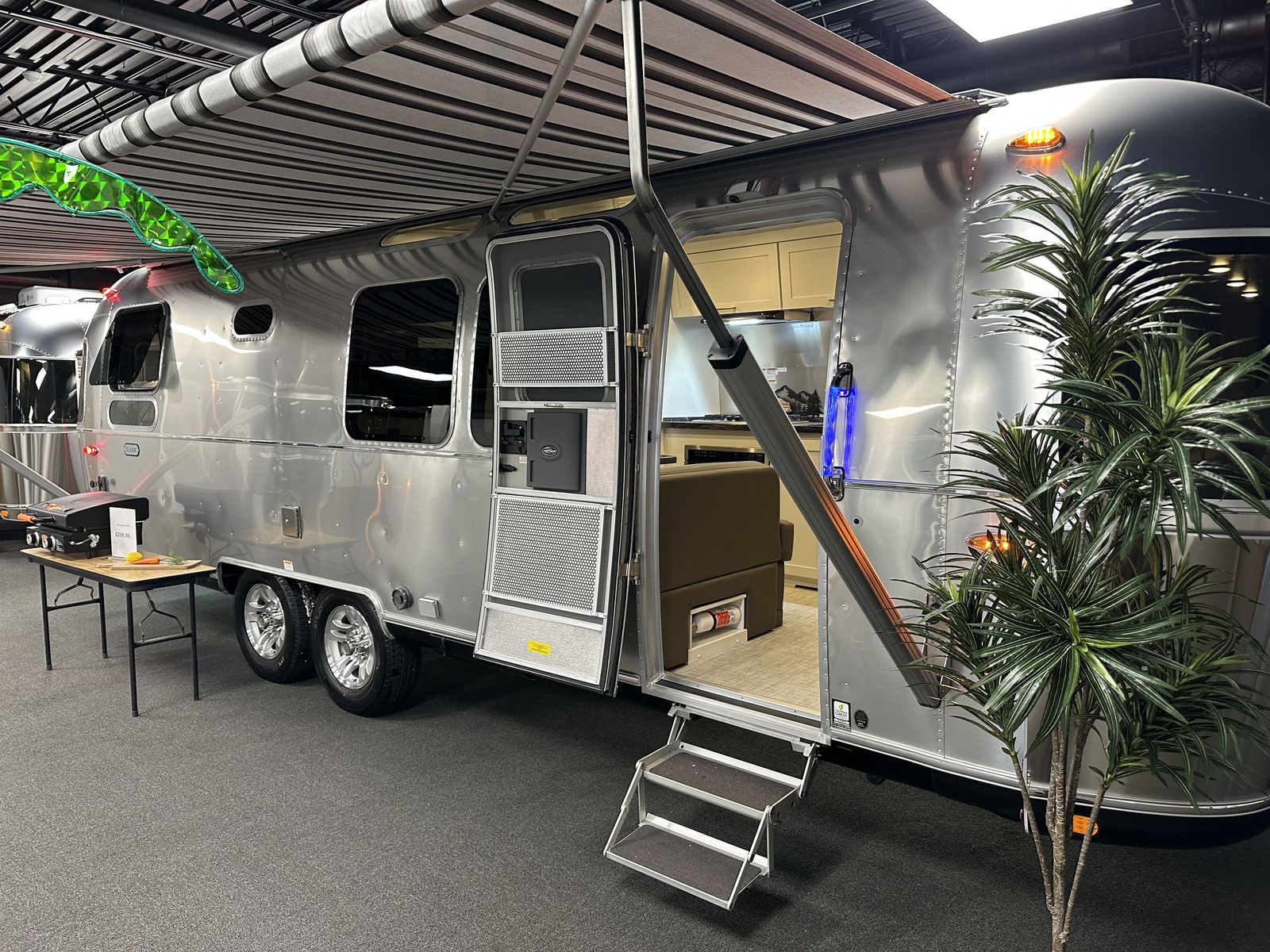 New 2026 Airstream Classic 28RB Travel Trailer Stock #25U044