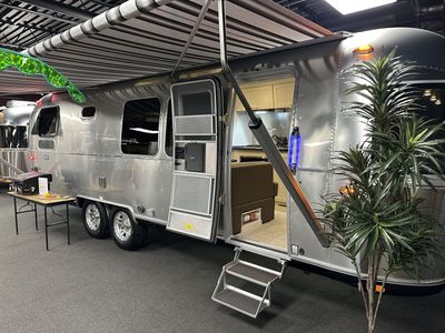 New 2026 Airstream Classic 28RB Travel Trailer Stock #25U044