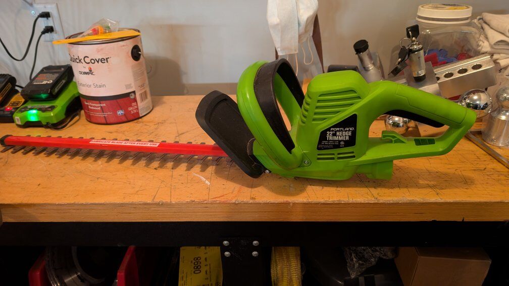 Electric hedge trimmer