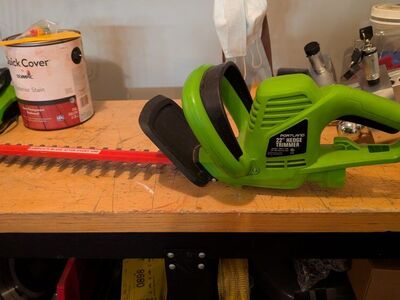 Electric hedge trimmer