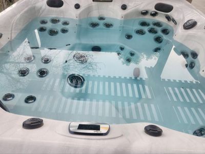 2020 Master Spas Twilight 8.2 6-Person 8'x8' Hot Tub LIKE NEW w/Cover, Cover Lifter, Step, & 30-Day Warranty DELIVERY AVAILABLE