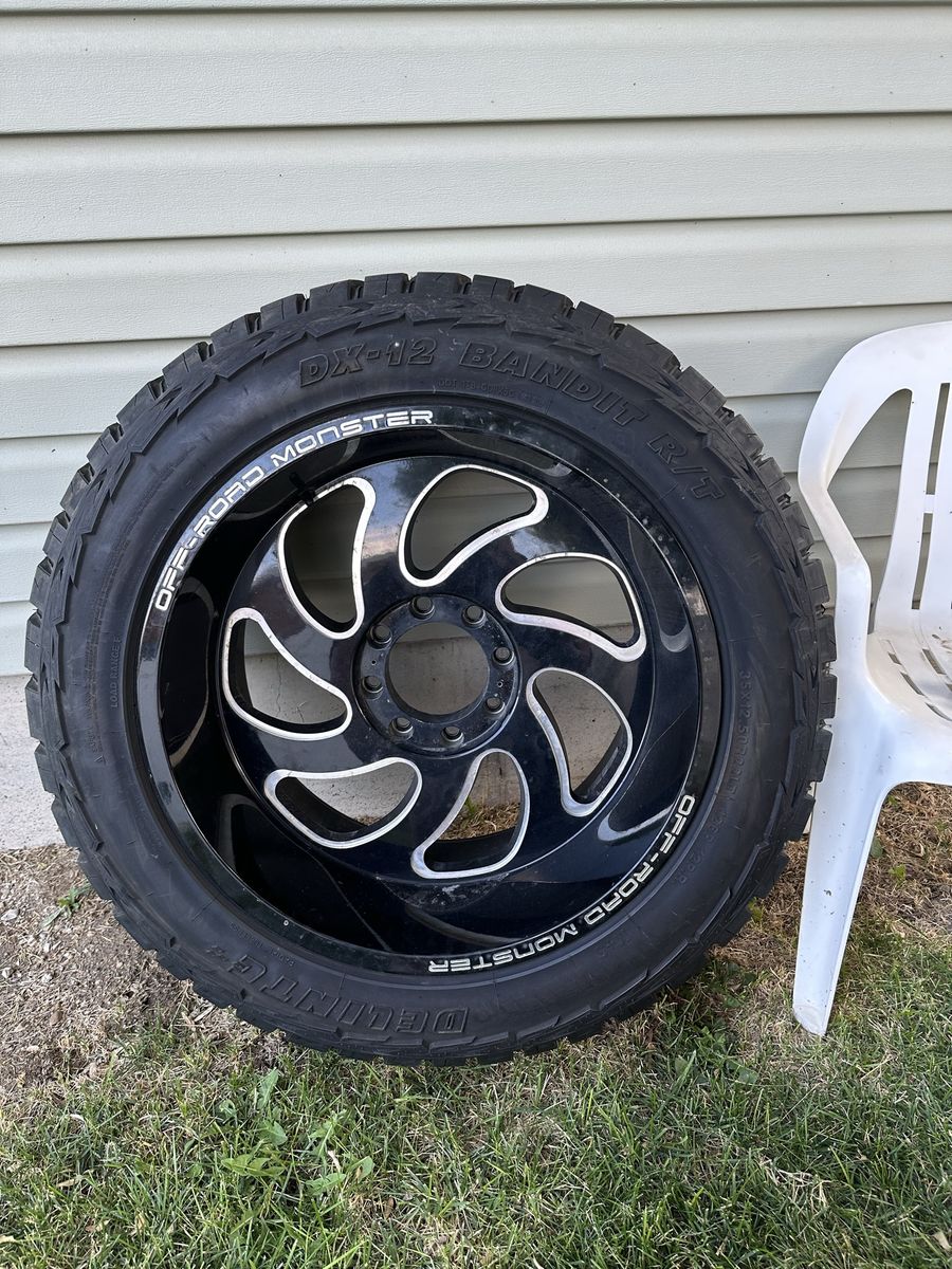 Off-Road Monster Wheel with Delinte DX-12 Bandit R/T Tire (35x12.50R22LT)