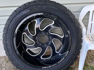 Off-Road Monster Wheel with Delinte DX-12 Bandit R/T Tire (35x12.50R22LT)