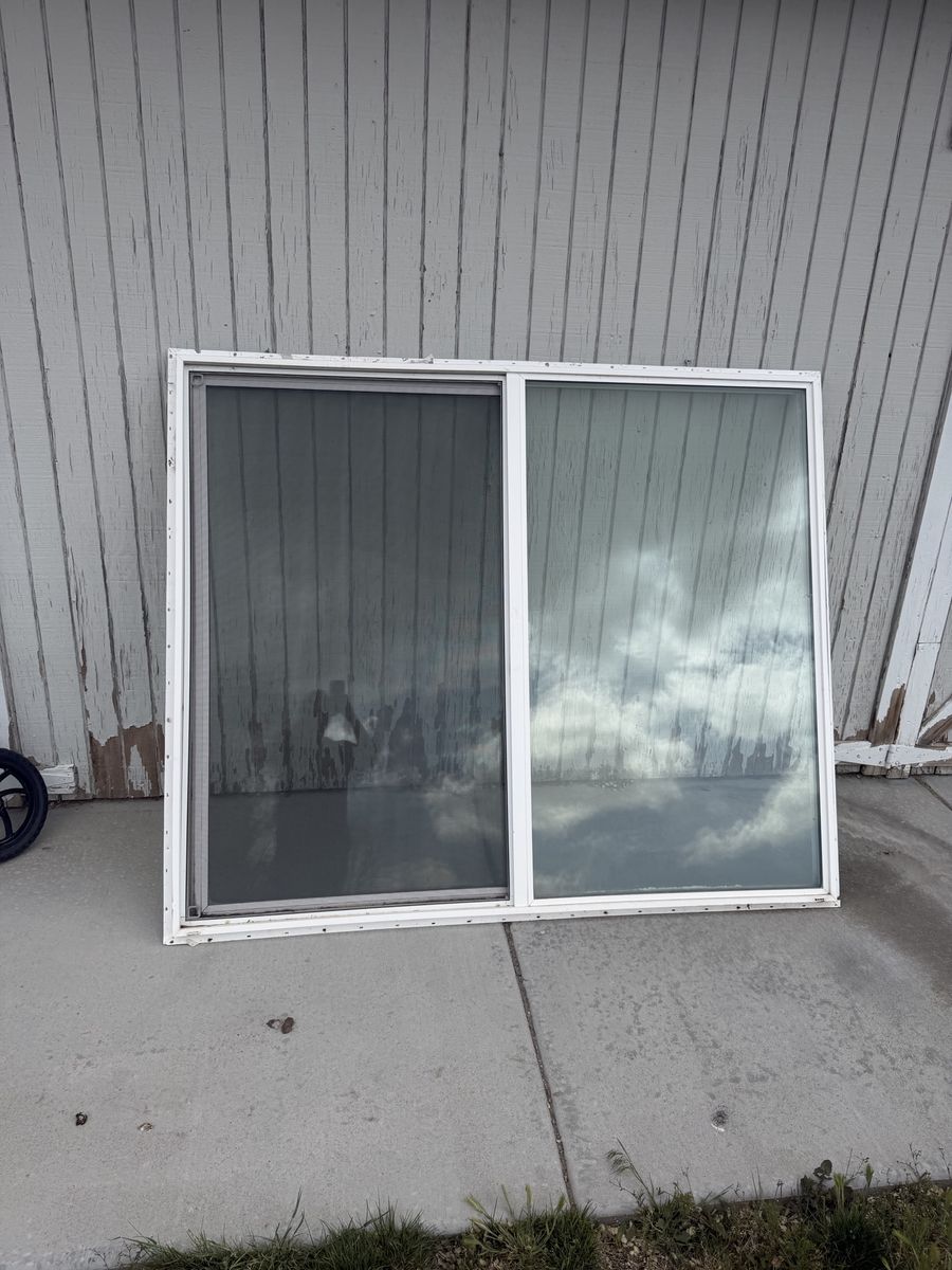 White double pane vinyl window 6 x 5 ft