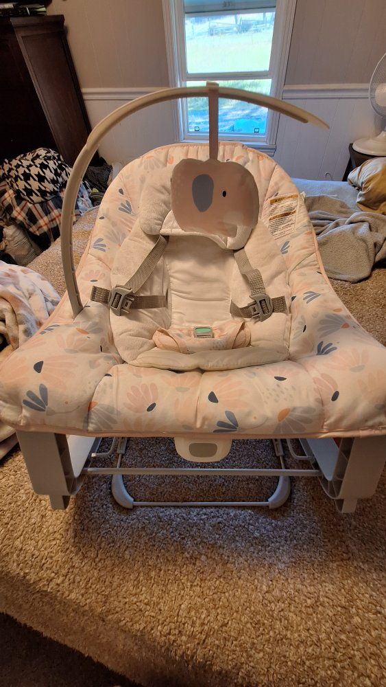 Baby Bouncer Chair/Rocker for Newborns and Infants with Gentle Vibrations and Removable Toy Bar