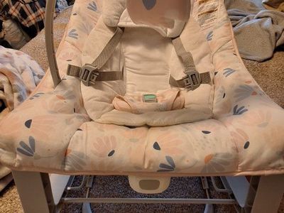 Baby Bouncer Chair/Rocker for Newborns and Infants with Gentle Vibrations and Removable Toy Bar