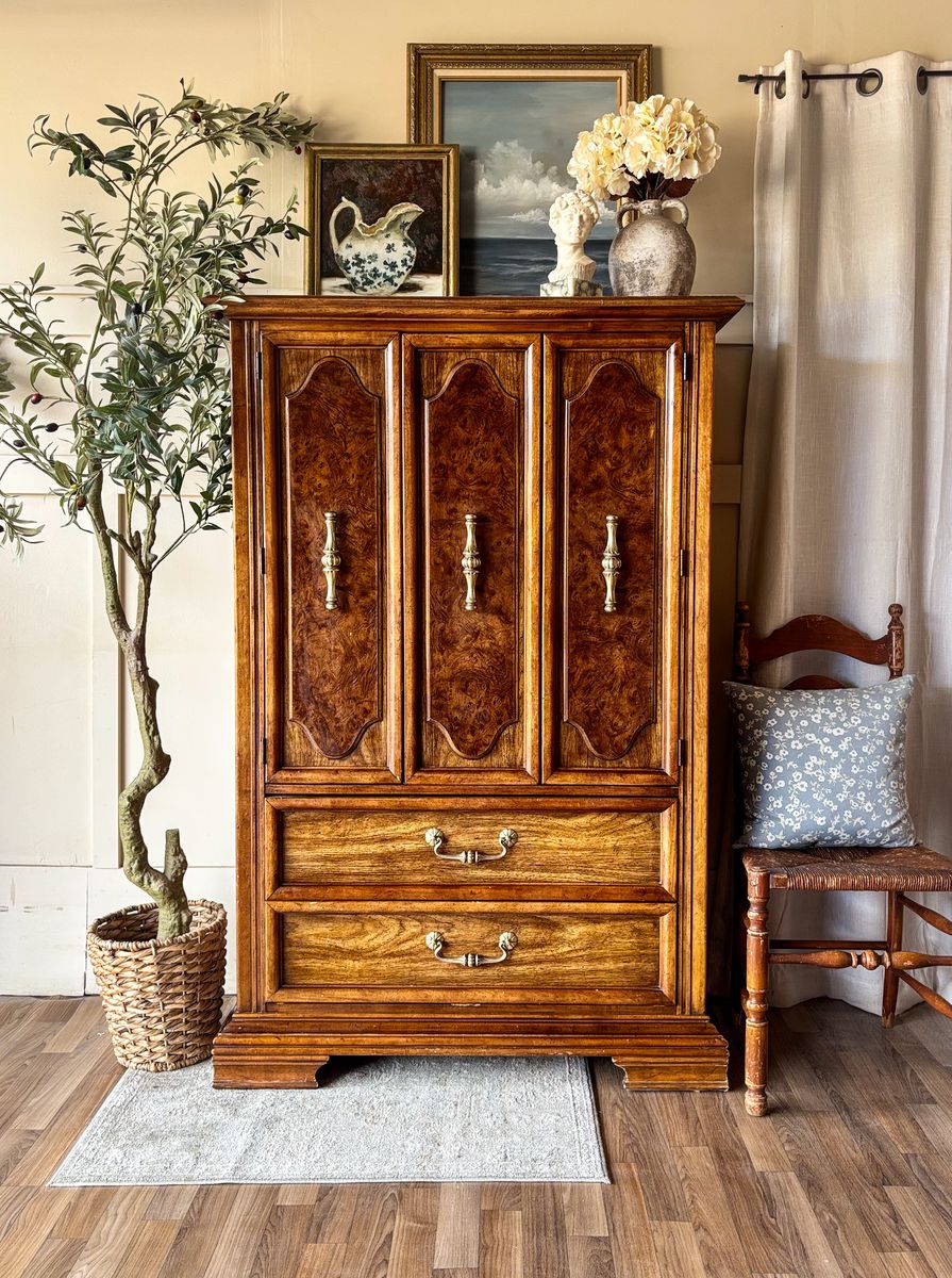 *FREE DELIVERY* Vintage Stanley Oak & Burl Dresser