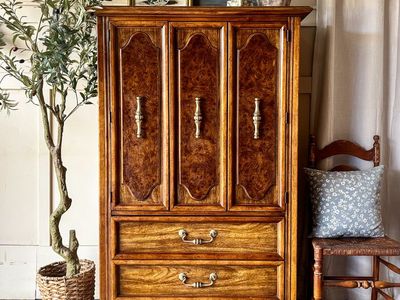 *FREE DELIVERY* Vintage Stanley Oak & Burl Dresser