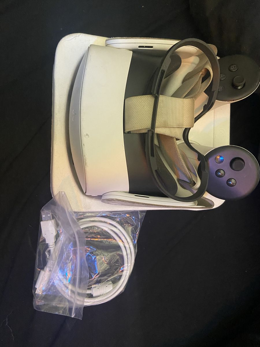 Meta Quest 2 VR Headset with Controllers and Cable - White, Used