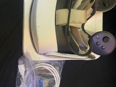 Meta Quest 2 VR Headset with Controllers and Cable - White, Used