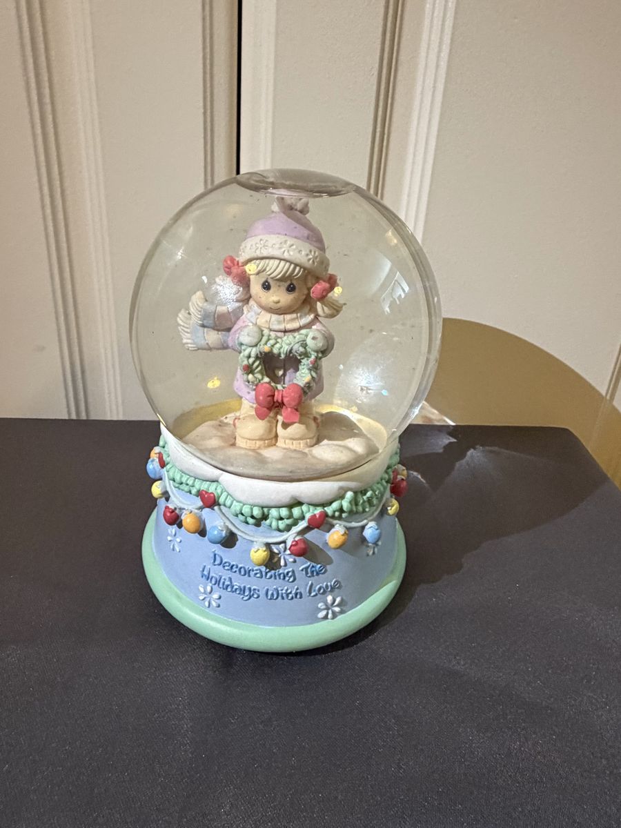 Precious Moments Decorating The Holidays With Love Musical Snowglobe