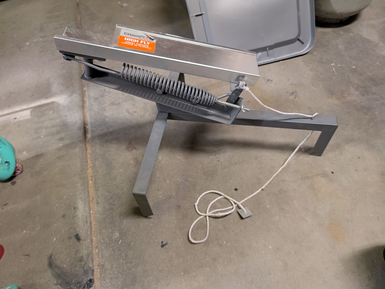 Clay pigeon pull string thrower