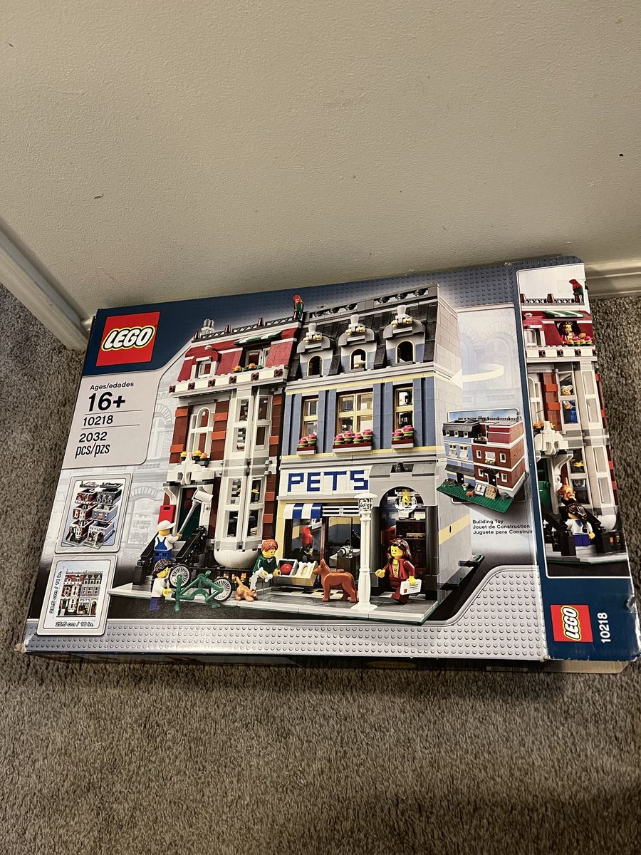 LEGO Creator Expert Pet Shop 10218 Modular Building Set 2032 pcs - Used