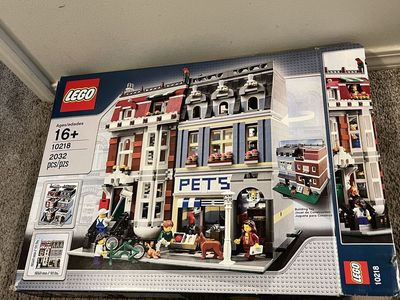 LEGO Creator Expert Pet Shop 10218 Modular Building Set 2032 pcs - Used