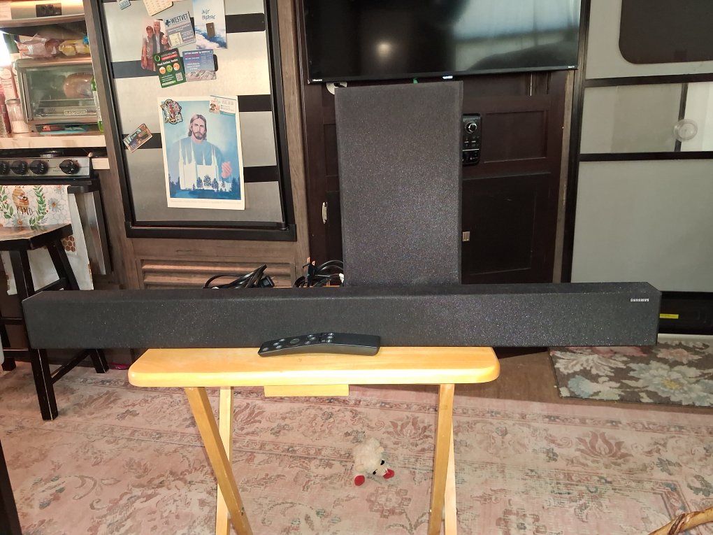 Samsung Soundbar with Wireless Subwoofer and Remote - Excellent Condition
