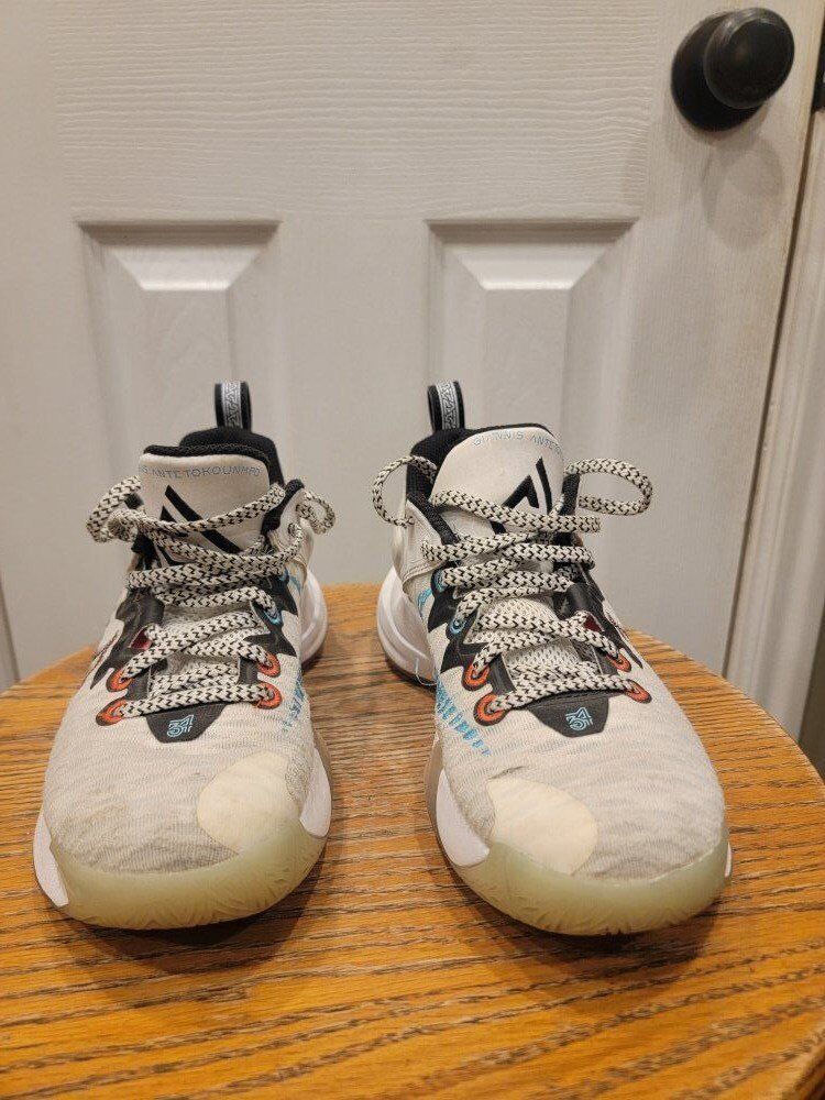 Nike Giannis Basketball Shoes Youth Size 3.5