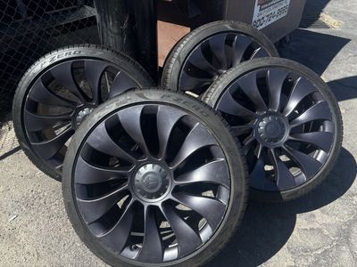 Tesla Uberturbine wheels and Pirelli tires