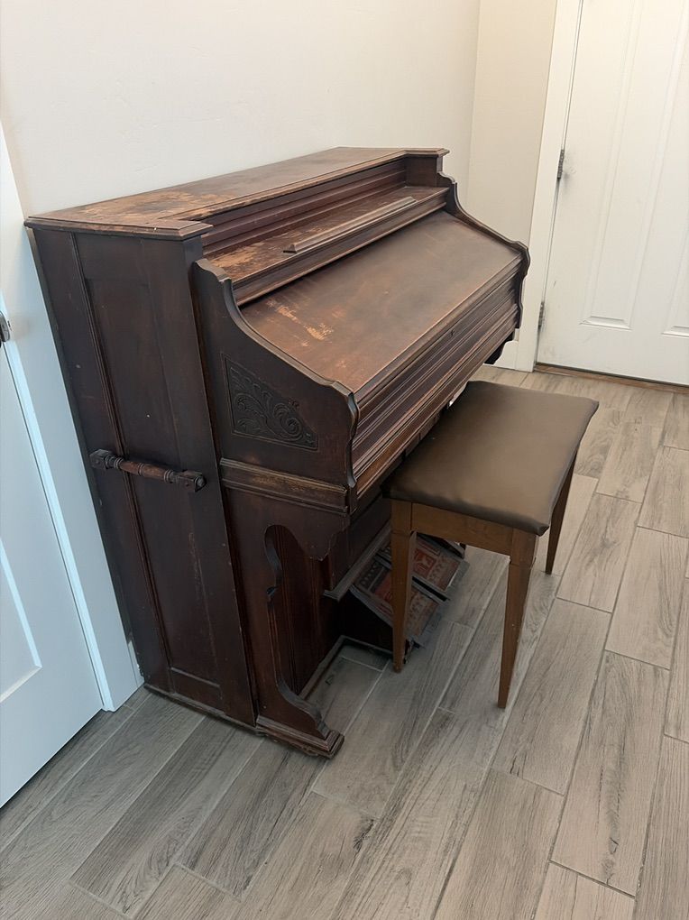 Antique Pump Organ- Plays