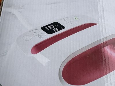 Cricut EasyPress 2 iron-on heat press 6” x 7” new in box opened to take pictures only.