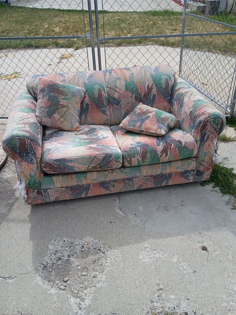 free pull out bed love seat