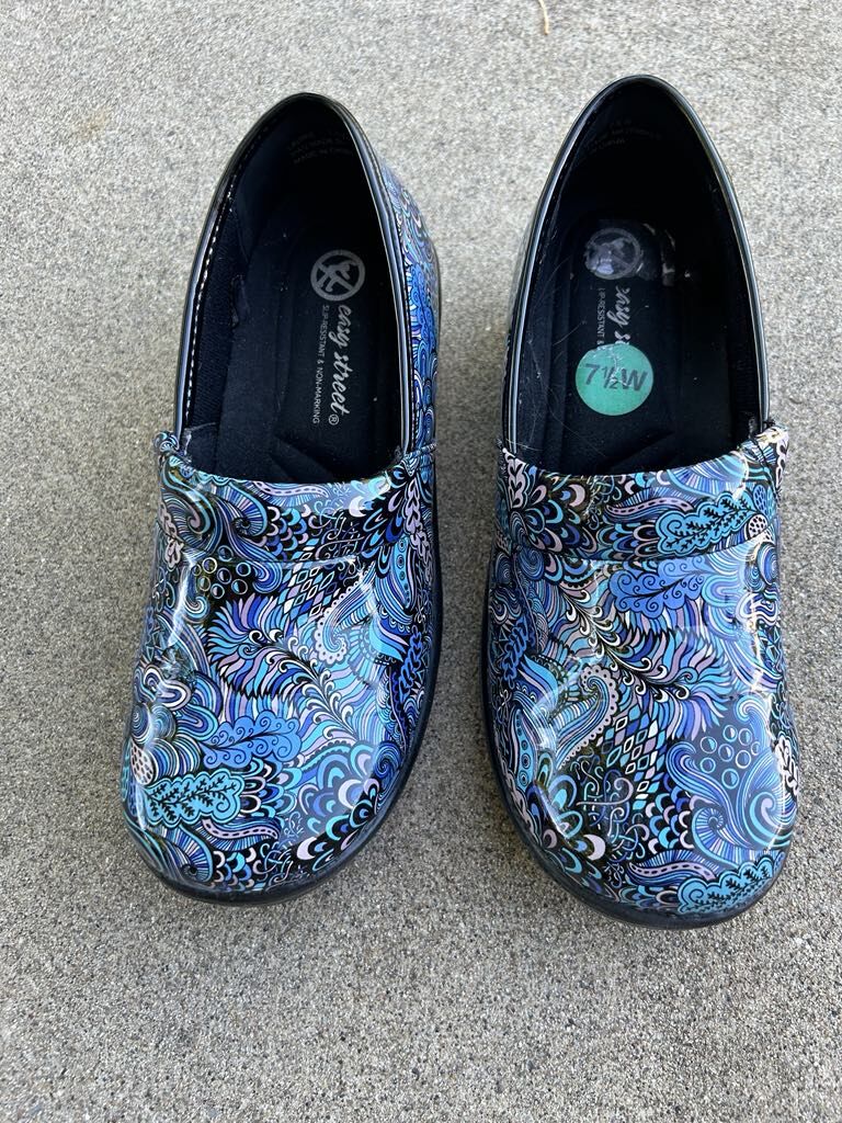 Easy Works by Easy Street Women's Laurie Clogs Blue Purple Floral Pattern