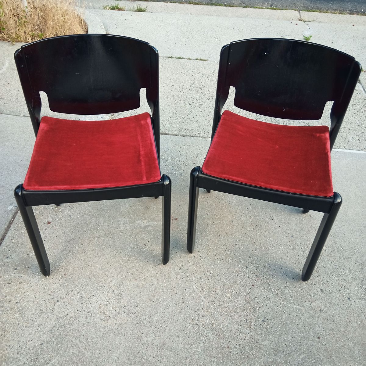 Pair of 122 Chairs by Vico Magistretti for Cassina in black laquer and red velvet