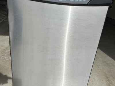 Amana Built-In Dishwasher – Model ADB2200AWS