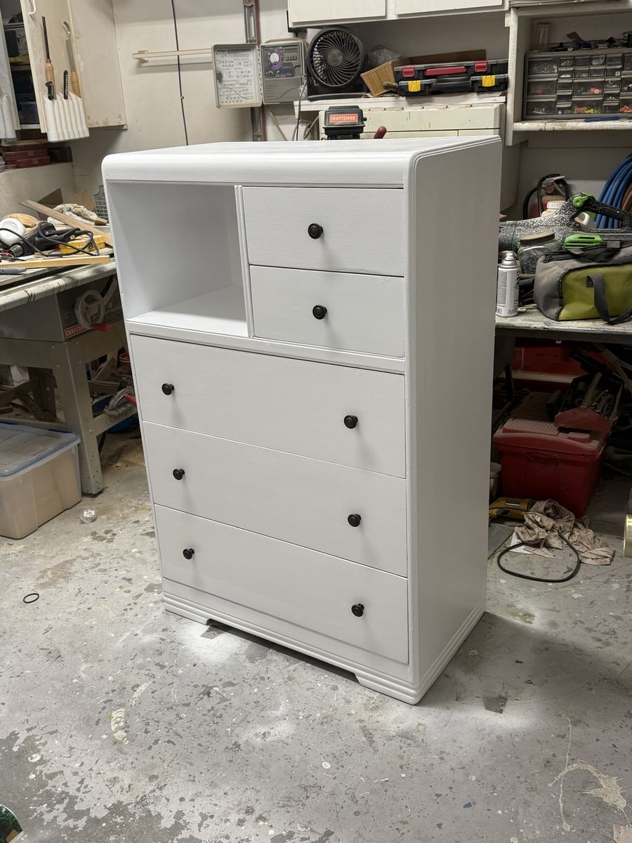 Very nice vintage vintage dresser, refurbished.