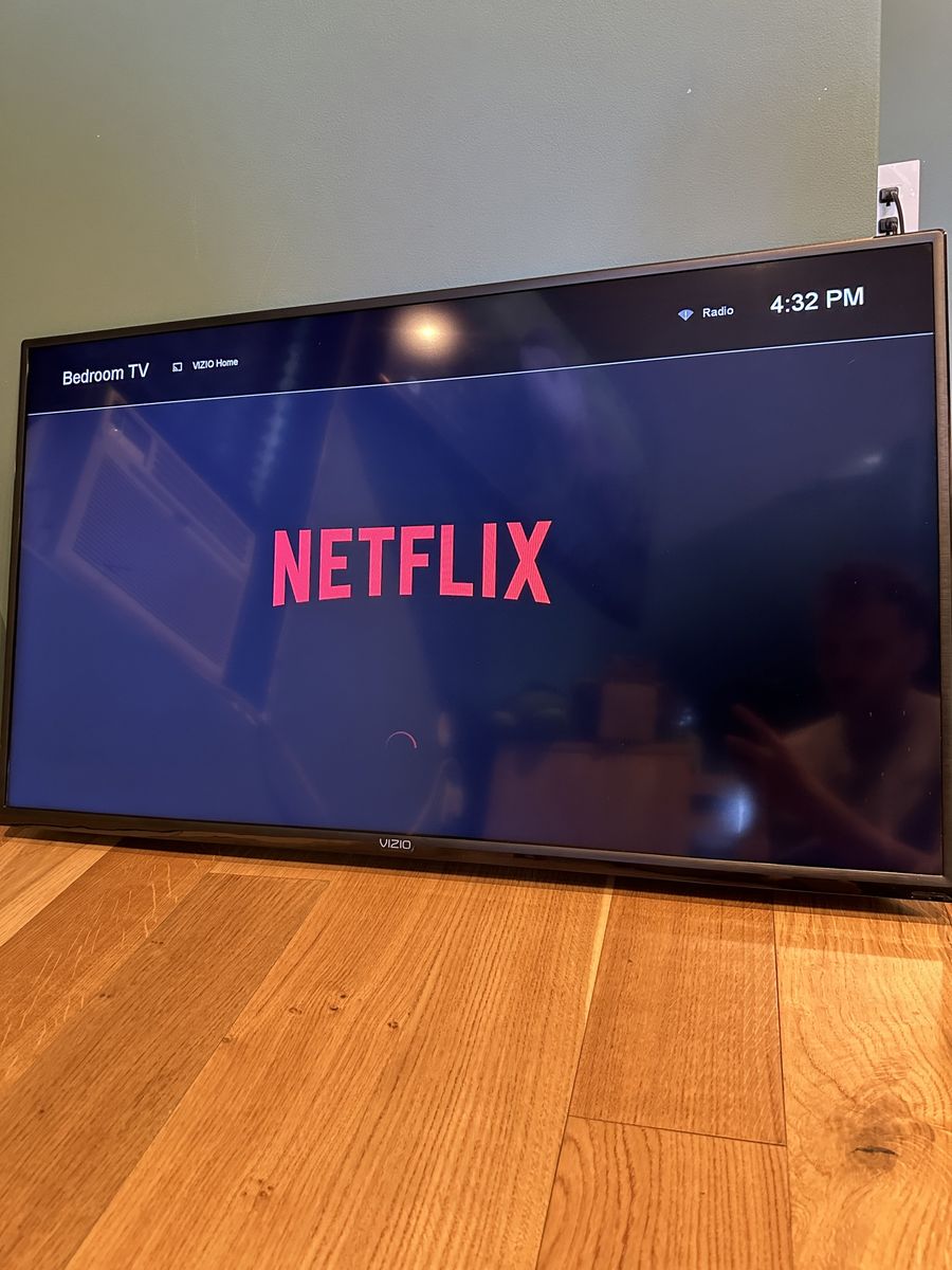 VIZIO Smart TV 40" Swivel Wall Mount Included