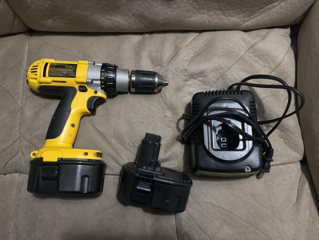 1 drill, charger with 2 batteries 14.4 v  DEwalt