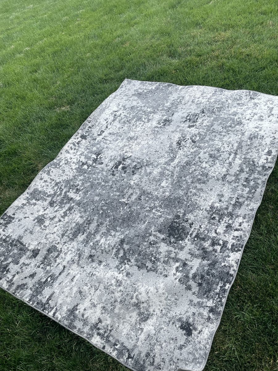 Gray/White Abstract Area Rug - Modern Home Decor