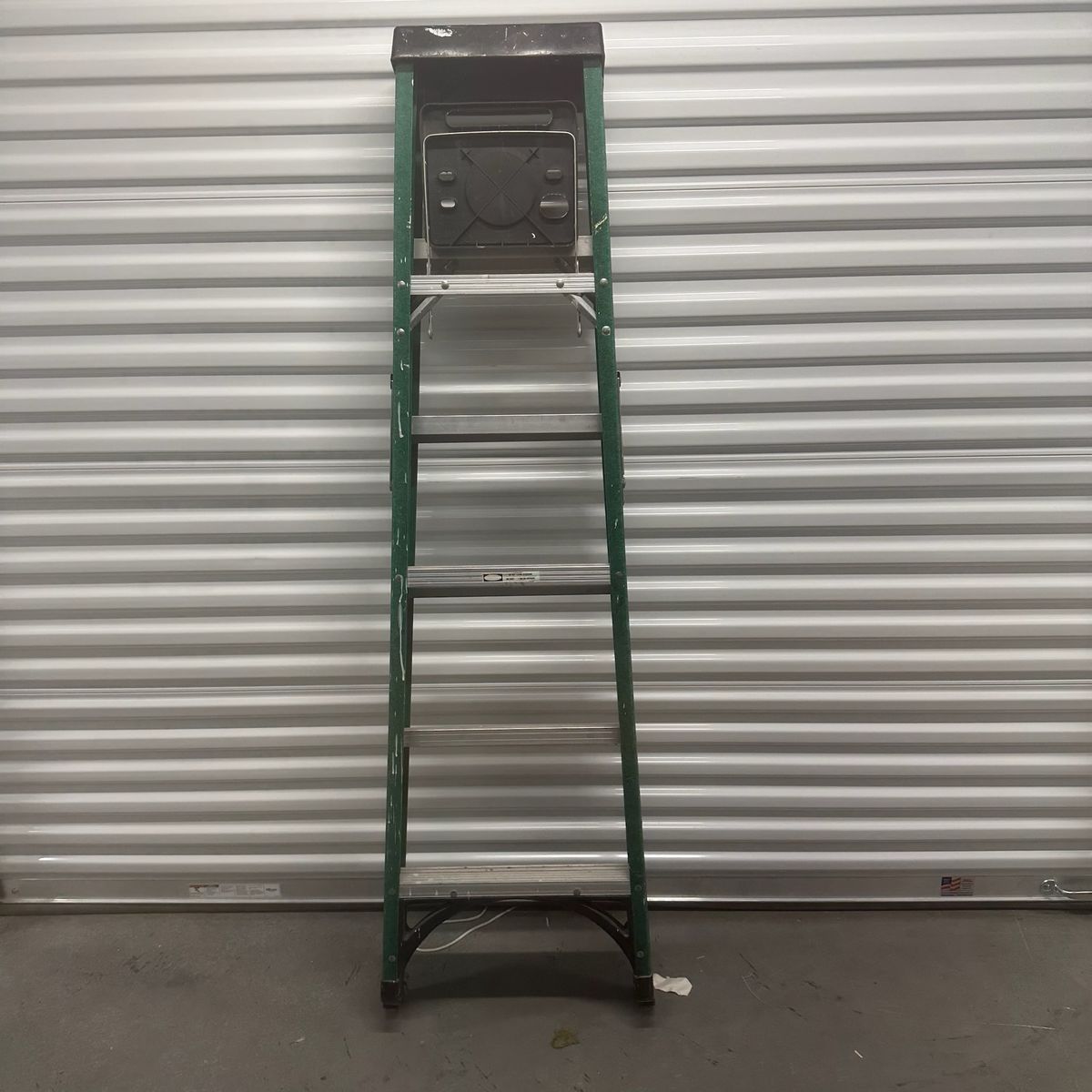 Husky 6 ft Fiberglass Step Ladder