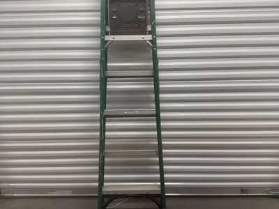 Husky 6 ft Fiberglass Step Ladder