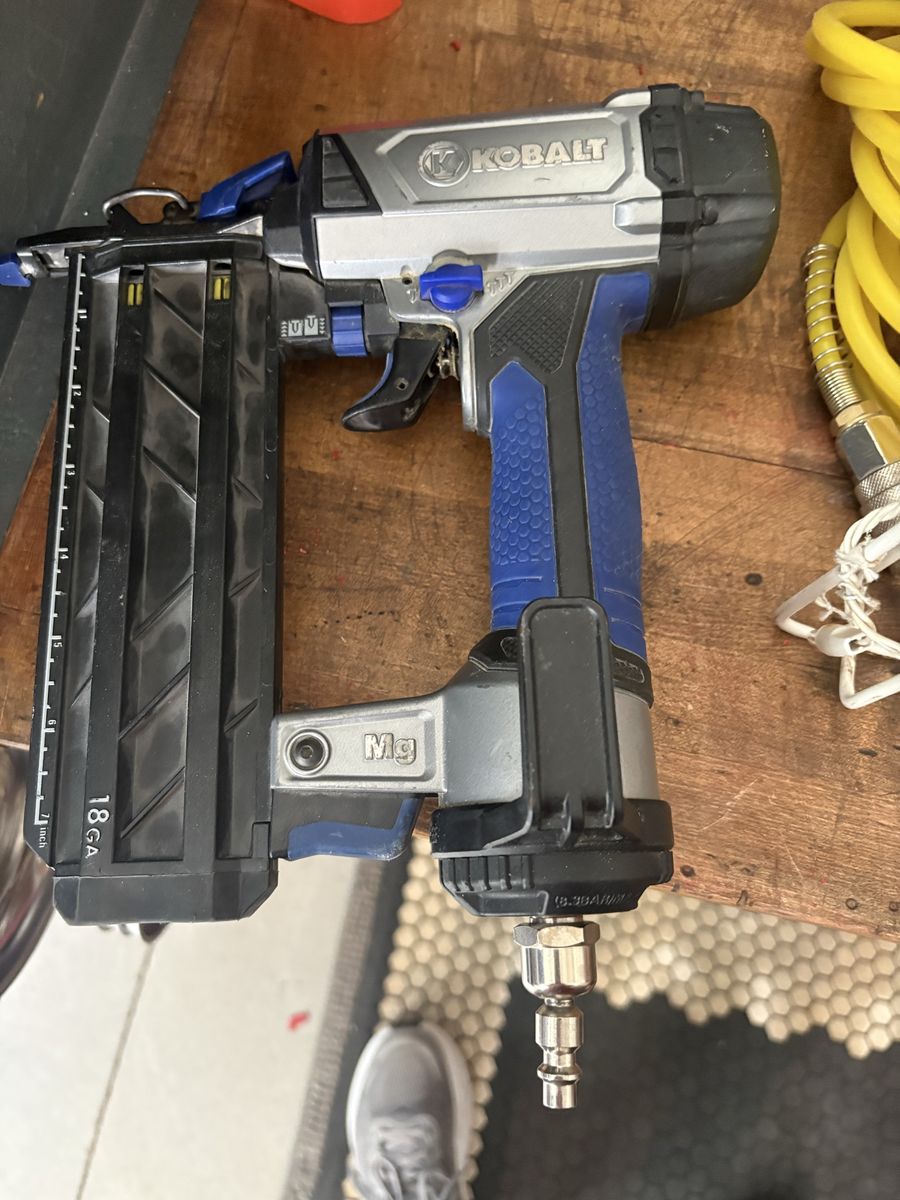 Kobalt 18GA Pneumatic Brad Nailer with air hose and air accessories -