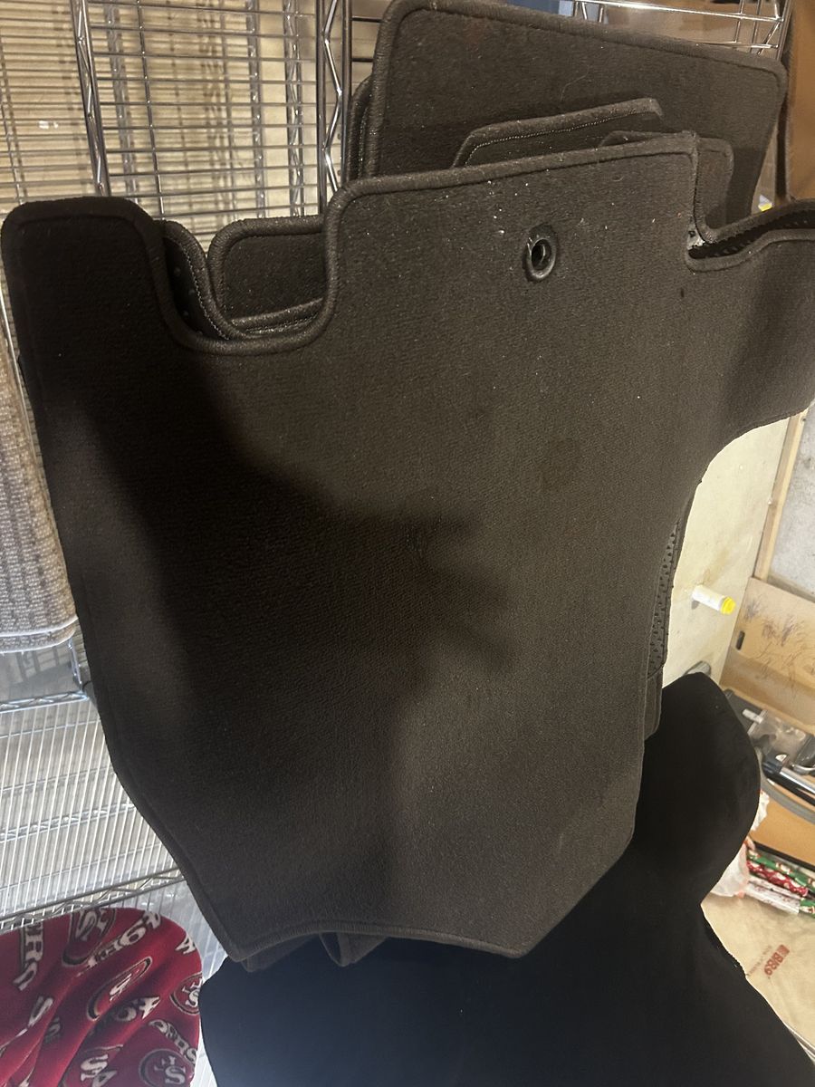 Honda odyssey 2014 floor mat set (basically New)