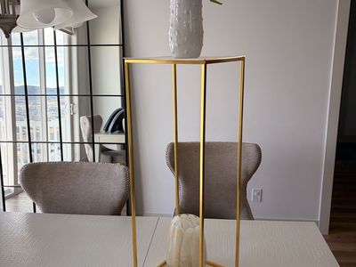 Elevated Gold Frame display (12)