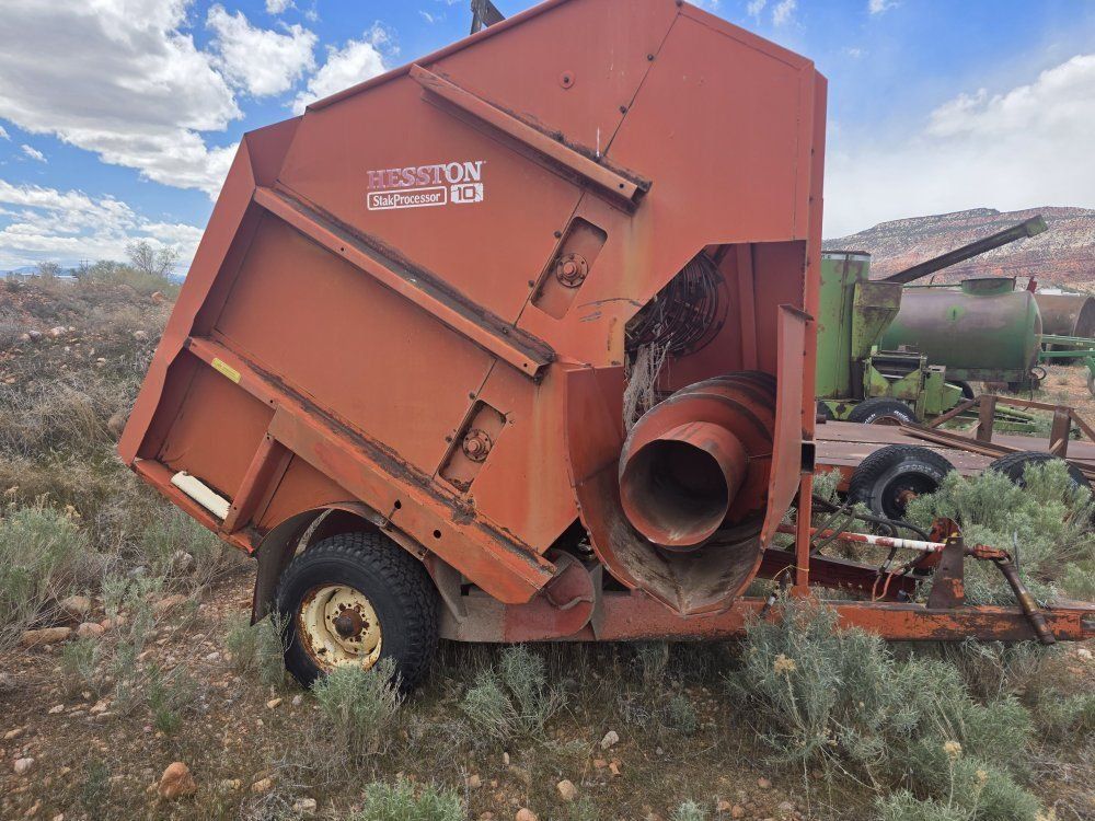 Heston 10 StakProcessor  shreds and feeds round bales or small loose stacks