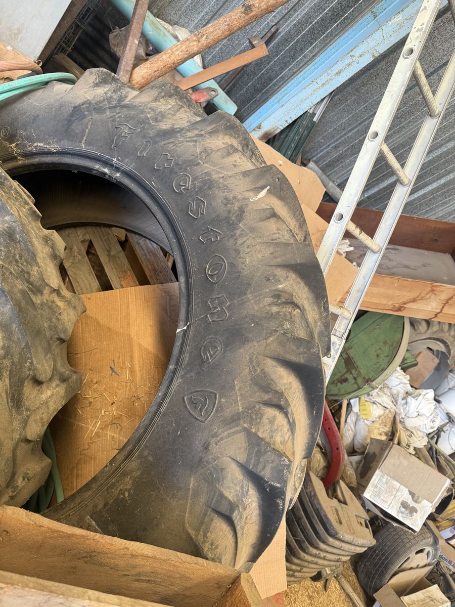 Radial tractor tire
