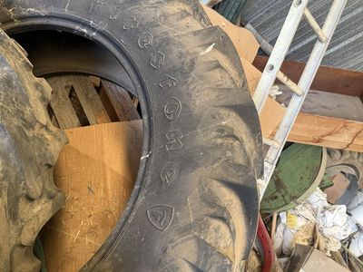 Radial tractor tire