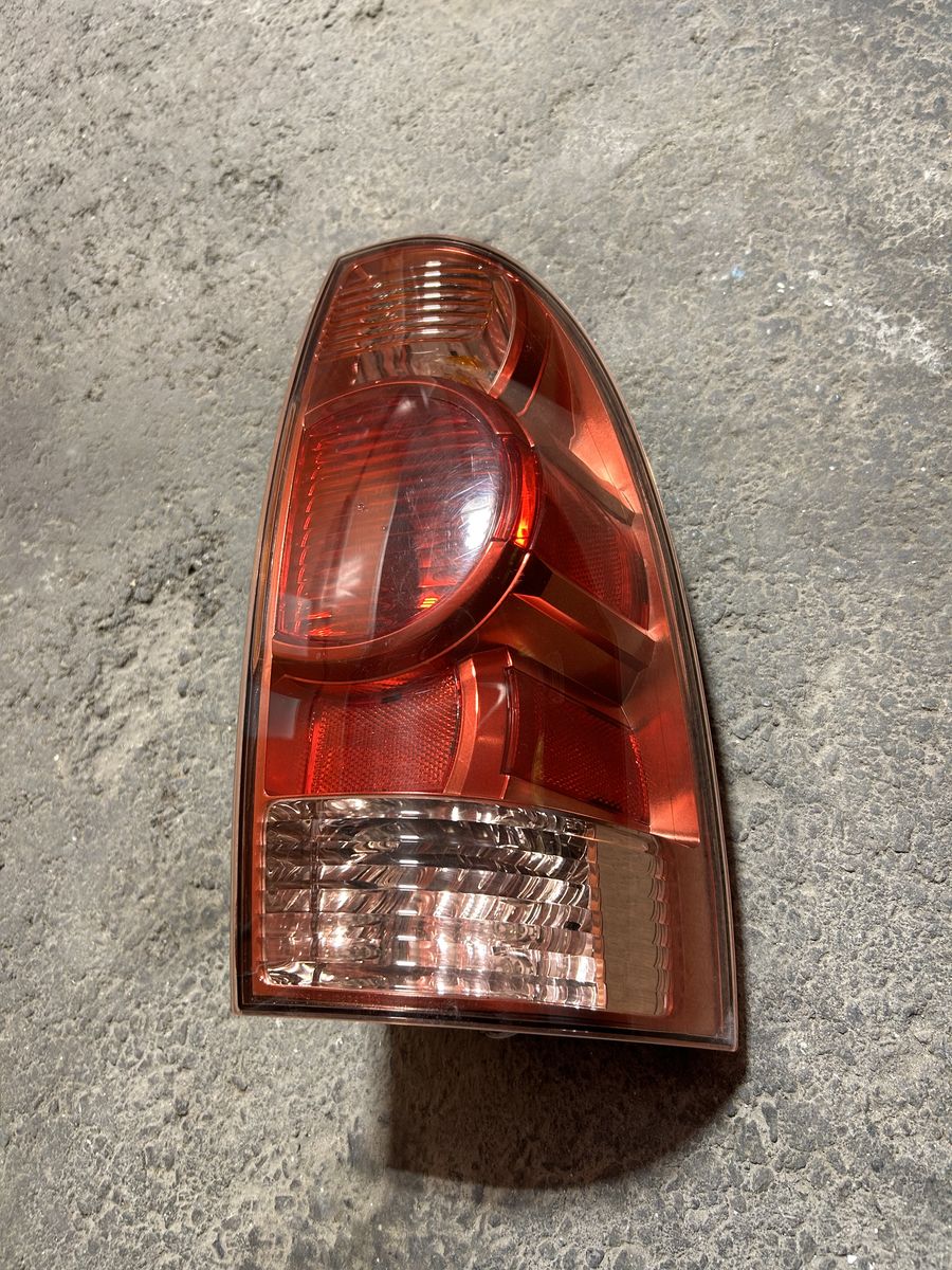 05-15 toyota tacoma tail loght passenger