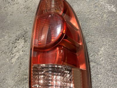 05-15 toyota tacoma tail loght passenger