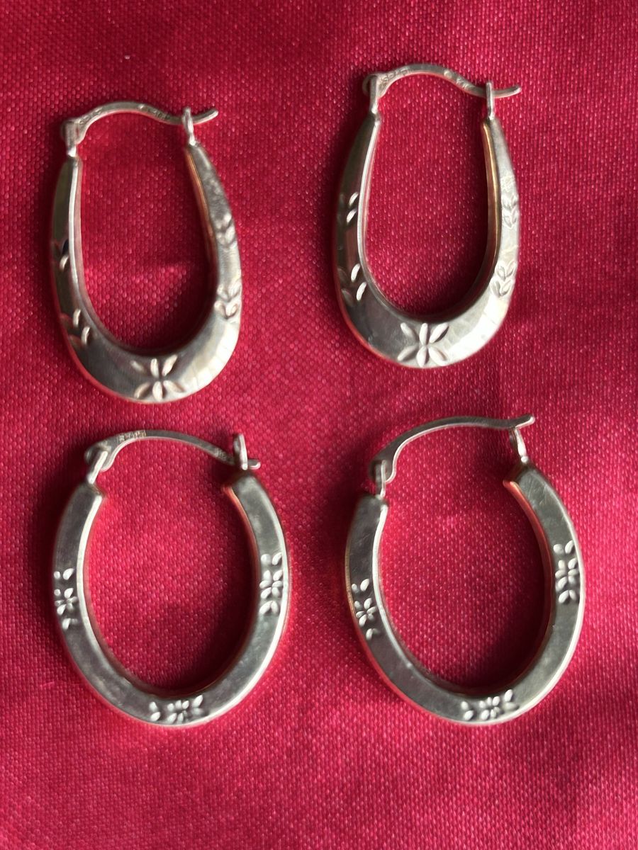 2 Pairs Of 10K Yellow Gold Diamond Cut Oval Hoop Earrings Marked Israel 0.90 grams