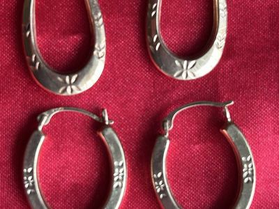 2 Pairs Of 10K Yellow Gold Diamond Cut Oval Hoop Earrings Marked Israel 0.90 grams