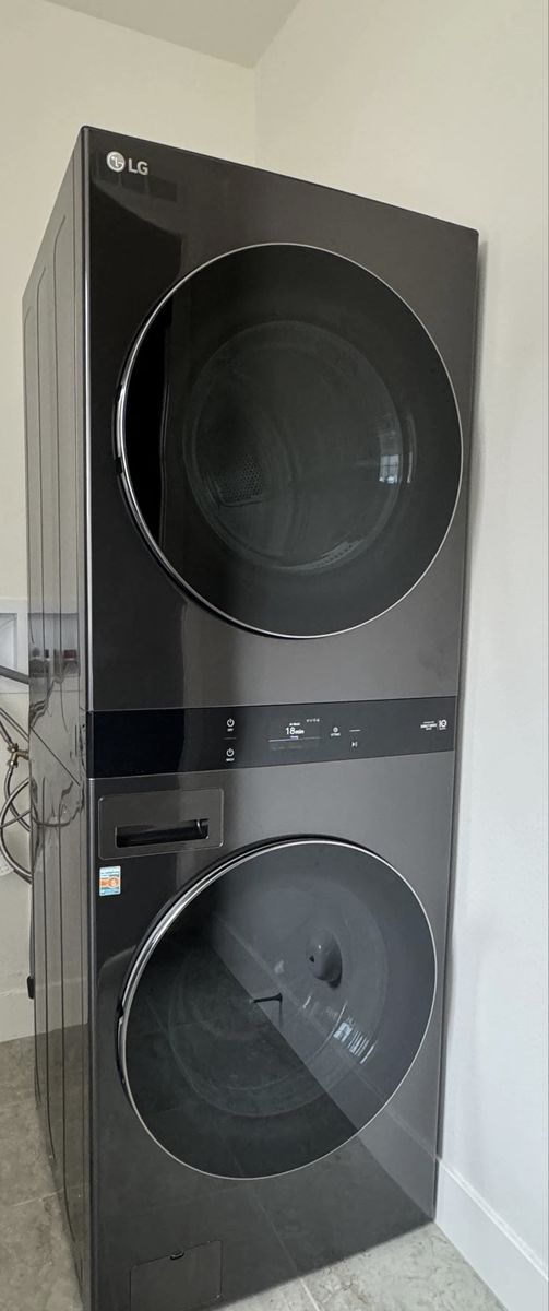 LIKE NEW LG THIN Q washtower,free Delivery