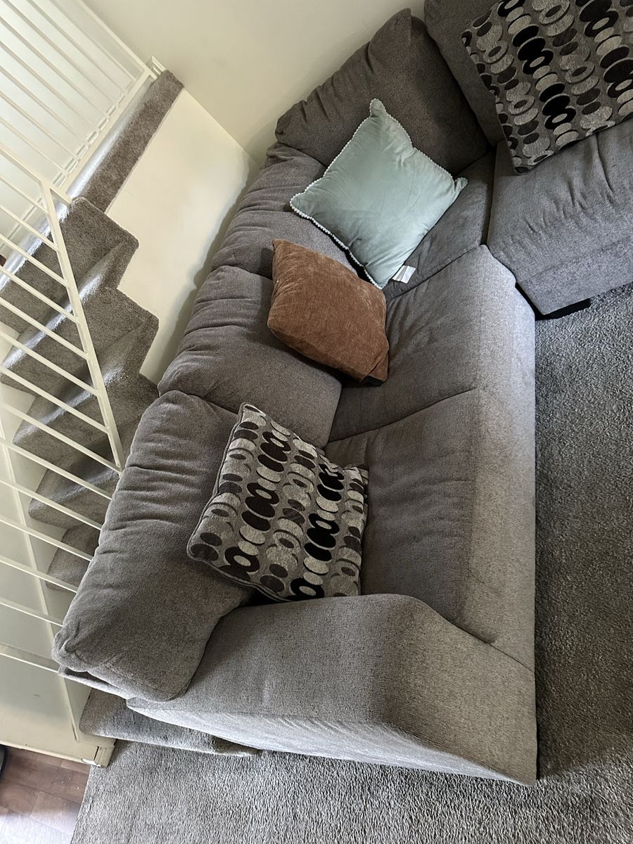 Spacious Gray Sectional Sofa with Chaise and Throw Pillows - Modern & Comfortable