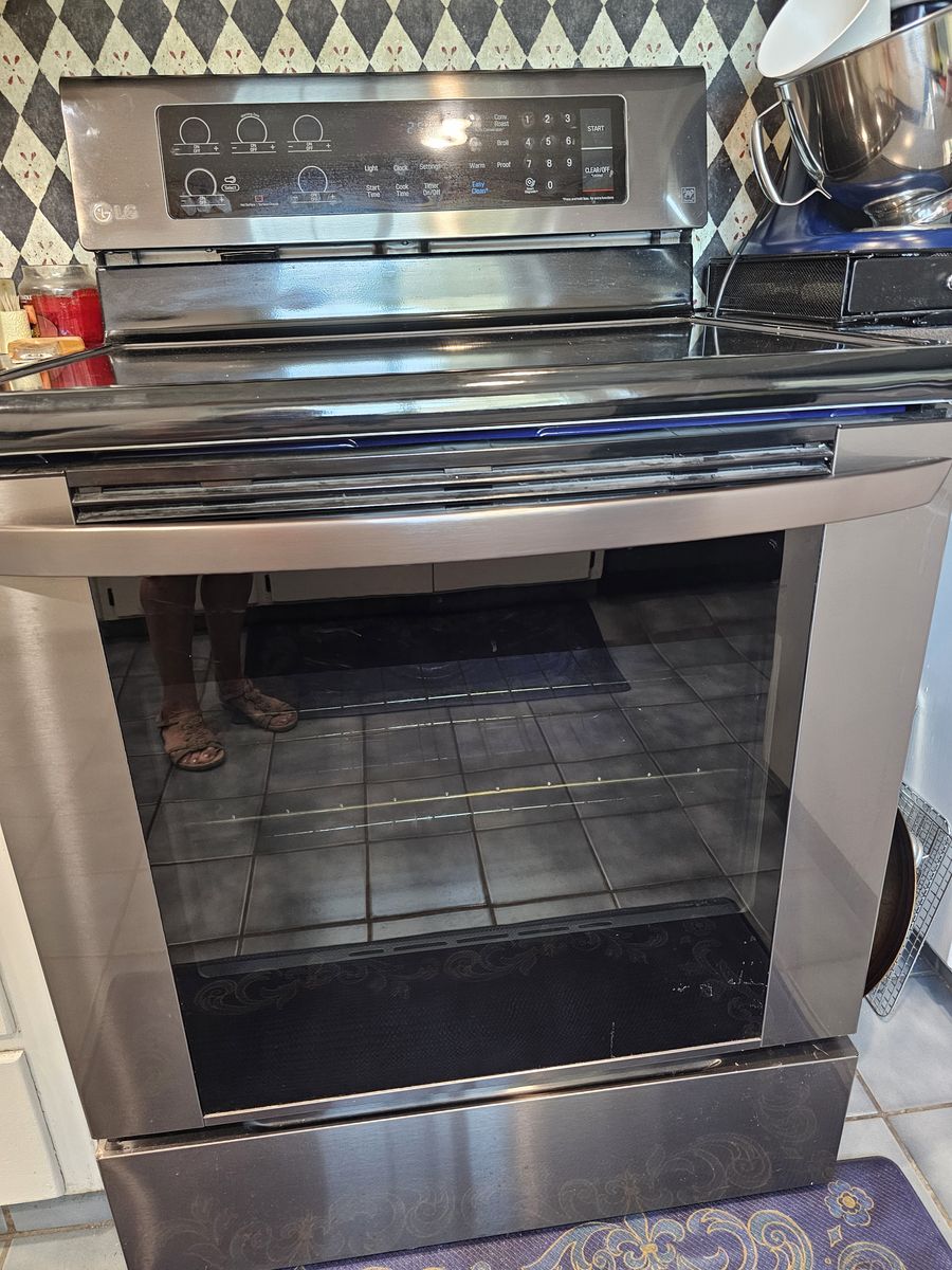 LG Electric Stove/ Oven $500 Blackfoot