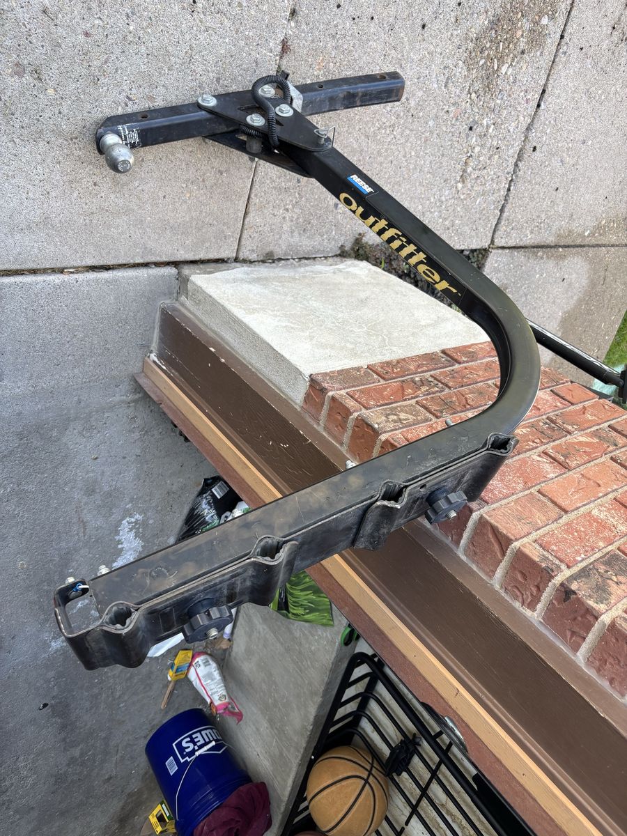 Reese outfitter car bike rack. holds 4 bikes