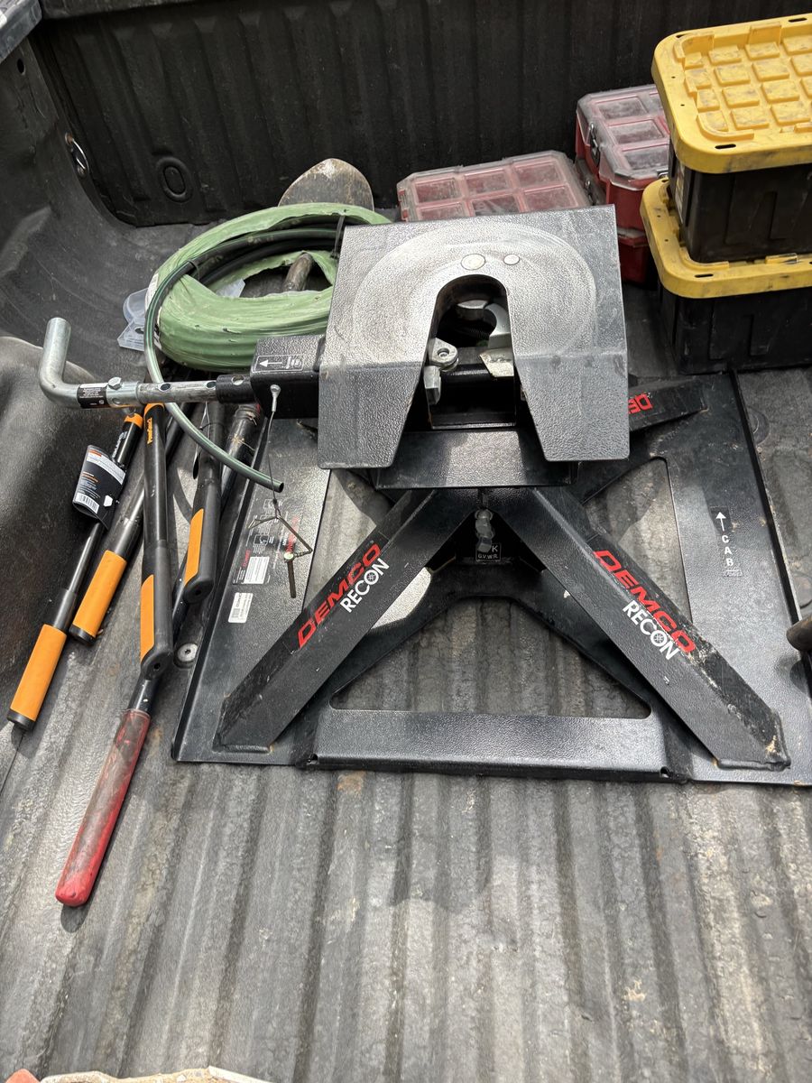DEMCO 6169 Fifth Wheel Hitch for RV Trailer - Barely Used, Great Condition