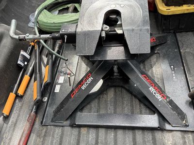 DEMCO 6169 Fifth Wheel Hitch for RV Trailer - Barely Used, Great Condition